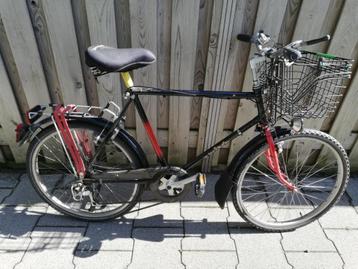 Gebruikte fiets met fietsmand + ongebruikte fietsaccessoires beschikbaar voor biedingen