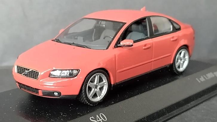 Volvo s40 Signaal rood 1:43 Minichamps Pol, Hobby en Vrije tijd, Modelauto's | 1:43, Nieuw, Auto, MiniChamps, Ophalen of Verzenden
