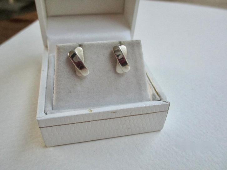 Zilver oorbellen mat/glans gekruist model izgst 925 zilver, Sieraden, Tassen en Uiterlijk, Oorbellen, Zo goed als nieuw, Knopjes of Stekers