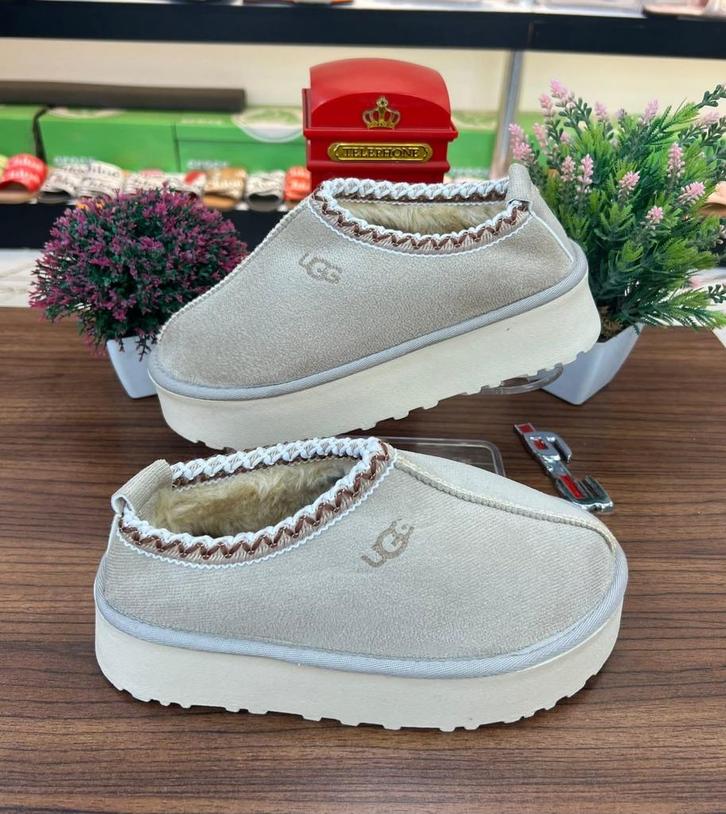 Ugg Pantoffels/Sloffen - Nieuw!, Kleding | Dames, Schoenen, Nieuw, Pantoffels of Sloffen, Beige, Ophalen of Verzenden