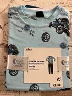 Nieuwe blauwe pyjama met jeeps - maat 92 / 98, Kinderen en Baby's, Kinderkleding | Maat 92, Ophalen of Verzenden, Nieuw, Jongen