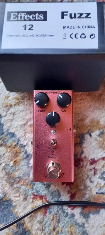 (bas)gitaar effect : fuzz pedal  beschikbaar voor biedingen