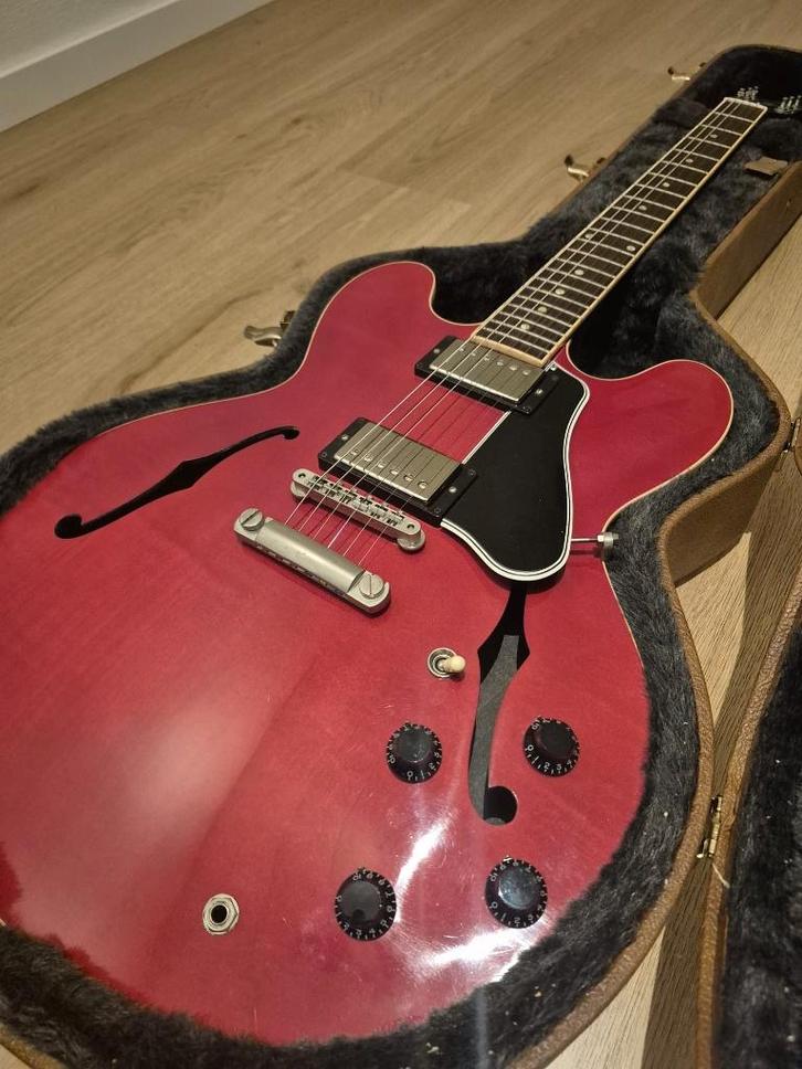 Gibson ES-335 Satin Cherry, Muziek en Instrumenten, Snaarinstrumenten | Gitaren | Elektrisch, Gebruikt, Semi-solid body, Gibson