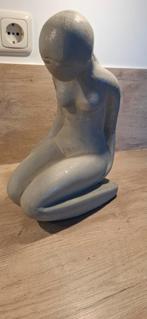 Betonnen beeld van een zittende vrouw, Antiek en Kunst, Ophalen