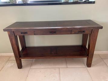 Mooie eikenhouten sidetable beschikbaar voor biedingen