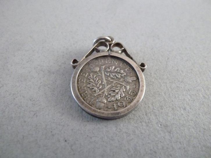 Oude bedel zilver Munthanger Three Pence 1935 half silver, Sieraden, Tassen en Uiterlijk, Antieke sieraden, Hanger, Zilver, Verzenden