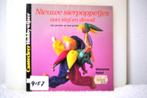 Mooi boekje van sier poppetjes van stof en draad NR 9157, Ophalen of Verzenden, Zo goed als nieuw