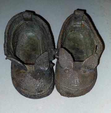 vintage bronzen kinderschoentjes met konijnenhoofdje beschikbaar voor biedingen