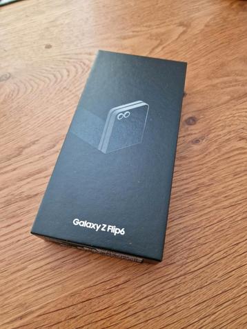  Samsung Galaxy Z Flip6 - 256GB - Silver Shadow - SM-F741B beschikbaar voor biedingen