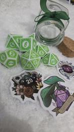 Lichtgroene Dice Set in Decoratief Potje Dungeons & Dragons, Ophalen of Verzenden, Nieuw
