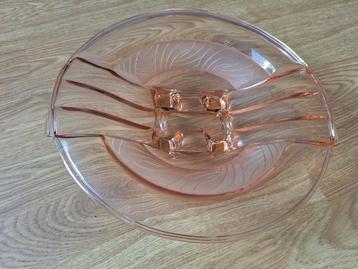 Vintage roze glazen schaal beschikbaar voor biedingen