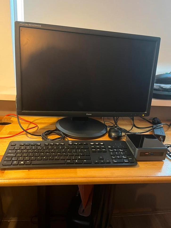 Complete Intel Nuc weinig gebruikt, Computers en Software, Desktop Pc's, Zo goed als nieuw, 2 tot 3 Ghz, SSD, 8 GB, Met monitor