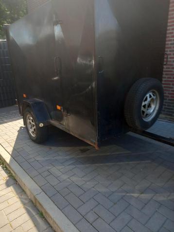 Gebruikte aanhanger met gesloten opbouw beschikbaar voor biedingen