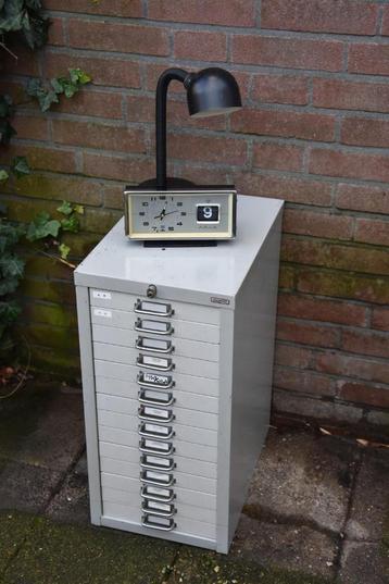 Vintage Industriële Metalen Ladekast beschikbaar voor biedingen