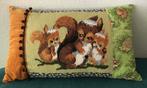 Kussentje borduurwerk eekhoorntjes upcycle, Ophalen of Verzenden, Nieuw, Overige kleuren, Rechthoekig