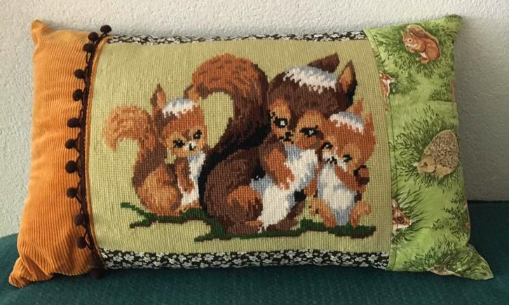 Kussentje borduurwerk eekhoorntjes upcycle, Huis en Inrichting, Woonaccessoires | Kussens, Nieuw, Overige kleuren, Rechthoekig