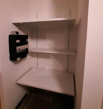 Railsysteem schapdragers en schappen wit. BOEKENPLANK. beschikbaar voor biedingen