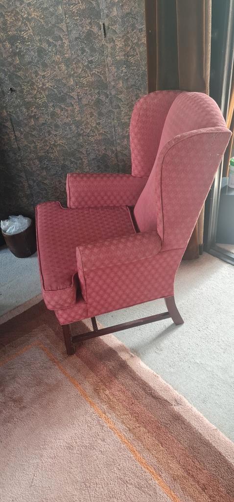 Comfortabele fauteuil met klassieke uitstraling, Huis en Inrichting, Fauteuils, Gebruikt, Hout, Stof, 75 tot 100 cm, 75 tot 100 cm