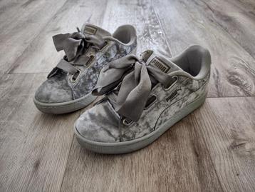 Prachtige grijze velvet sneakers met veters Puma, maat 36. beschikbaar voor biedingen