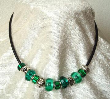 Leren ketting met bedels in hard groen beschikbaar voor biedingen