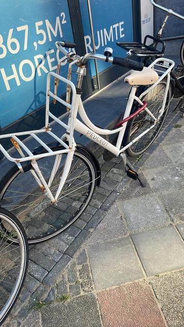 Mooie witte fiets met rekje