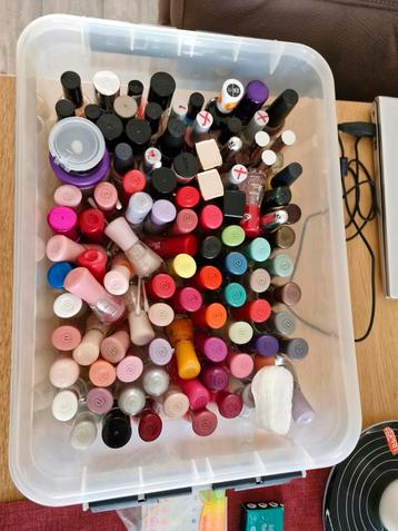 Grote partij nagellak - 100Stuks! beschikbaar voor biedingen
