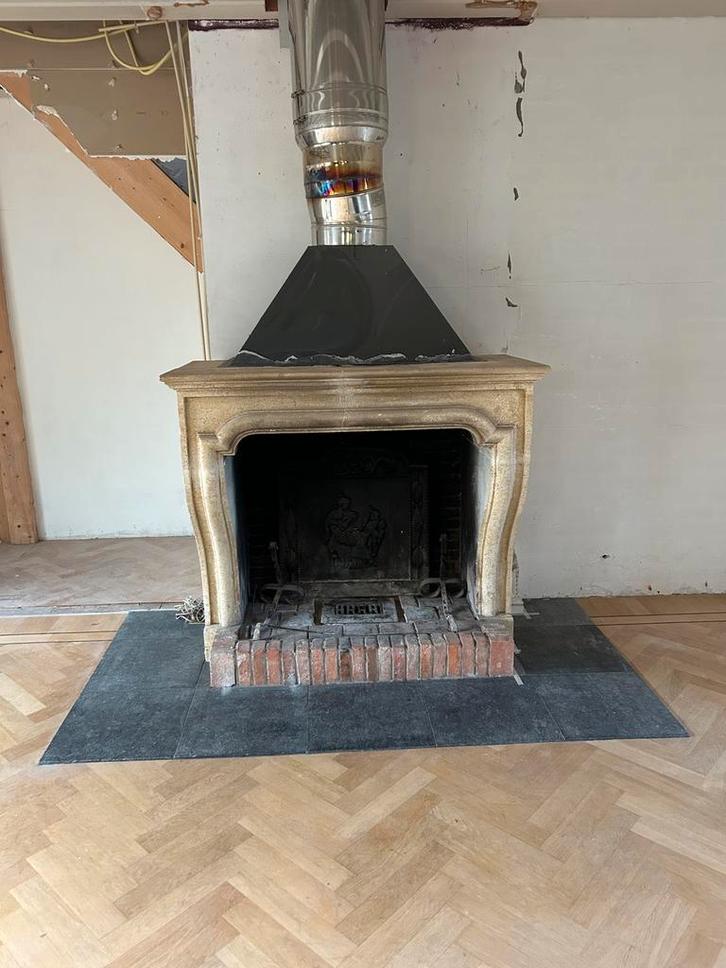 Authentieke Franse natuurstenen schouw - 19e eeuw, Huis en Inrichting, Haarden, Gebruikt, Houthaard, Ophalen