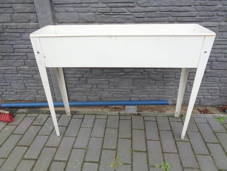 Witte planttafel 102 x 27 x 80 cm, Tuin en Terras, Bloembakken en Plantenbakken, Zo goed als nieuw, Metaal, Binnen, Balkon, Tuin