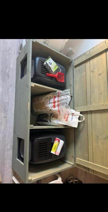Kattenbakombouw + 2x peewee kattenbak met toebehoren beschikbaar voor biedingen