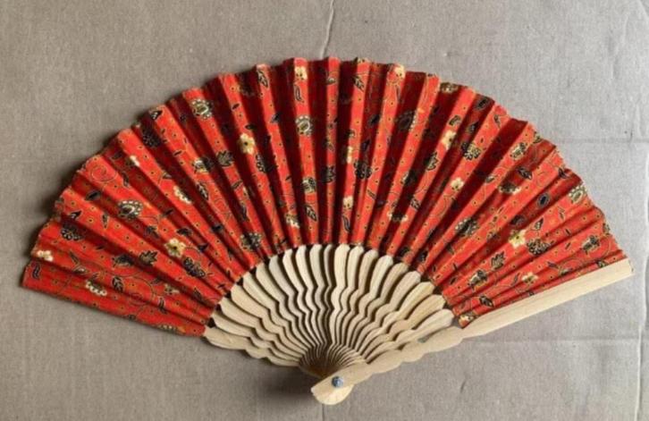 Roodkleurige (Chinese?) waaier, Huis en Inrichting, Woonaccessoires | Overige, Zo goed als nieuw, Ophalen of Verzenden