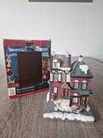 Kerst huisje met wit trapje en 2 poppetjes, Diversen, Kerst, Ophalen of Verzenden, Zo goed als nieuw