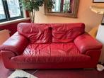 Rode leren bank, Vintage, in goede staat, Huis en Inrichting, Banken | Bankstellen, 150 tot 200 cm, Vintage, Tweepersoons, Ophalen of Verzenden