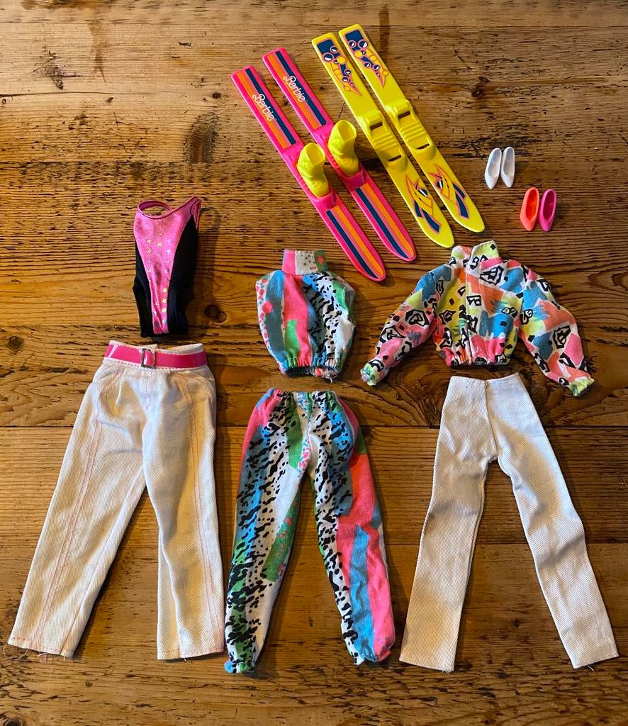 Vintage verzameling neon kleding en ski sets barbie poppen, Verzenden, Gebruikt, Kleertjes
