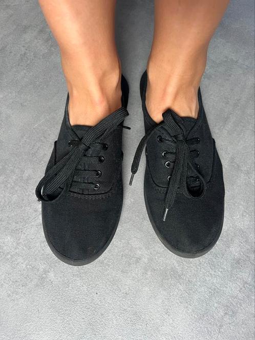 ZGAN Zwarte gympen met zwarte veters maat 39, Kleding | Dames, Schoenen, Zo goed als nieuw, Sneakers of Gympen, Zwart, Ophalen of Verzenden