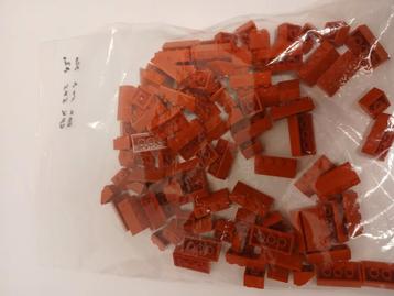 100x lego rode dakpan ( 50x 2x2 en 50x 2x4 45 graden) beschikbaar voor biedingen