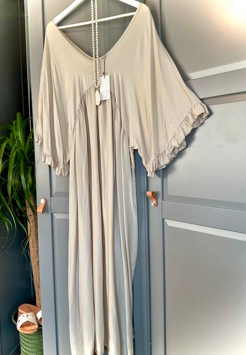 Vrouwelijke kaftan dress zandkleur satijn look mt. 40 - 42, Kleding | Dames, Blouses en Tunieken, Nieuw, Maat 42/44 (L), Beige