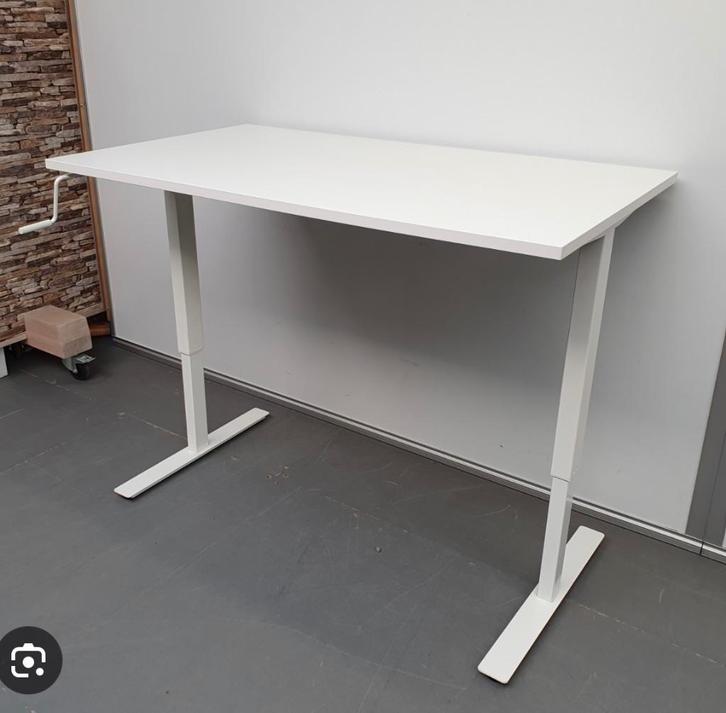 Verstelbaar wit bureau, Huis en Inrichting, Bureaus, Zo goed als nieuw, Bureau, In hoogte verstelbaar, Ophalen