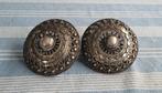 2 zilveren knoppen van een broekstuk. Zuid-Bevelandse dracht, Sieraden, Tassen en Uiterlijk, Manchetknopen, Ophalen of Verzenden
