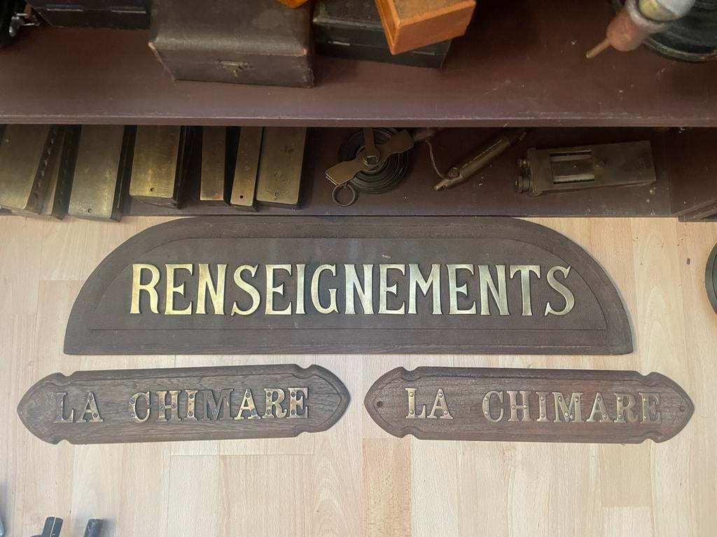 Oude uithangborden 'Renseignements' en 'La Chimare', Ophalen of Verzenden