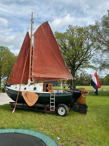 Zeilboot zijzwaard roer mast grootzeil fok buitenboordmotor beschikbaar voor biedingen