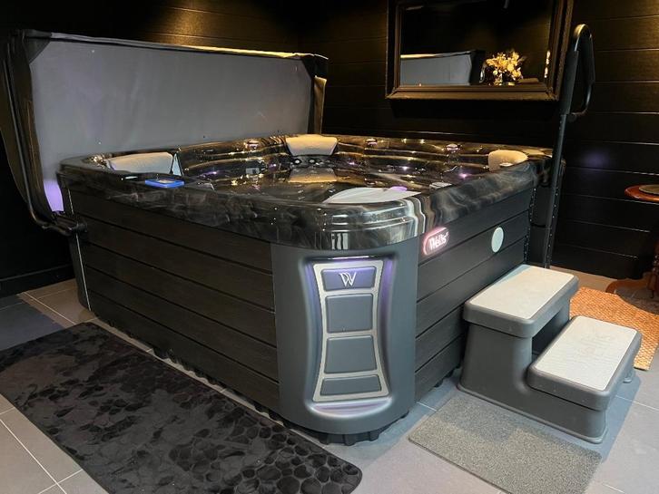 prachtige spa massage  jacuzzi, Tuin en Terras, Bubbelbaden en Hottubs, Zo goed als nieuw, Vast, Afdekzeil, Filter, Trap, Ophalen of Verzenden