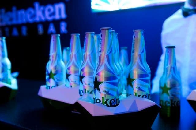 22 Heineken Blacklight Aluminium Flesjes Café Horeca Mancave, Verzamelen, Merken en Reclamevoorwerpen, Zo goed als nieuw, Gebruiksvoorwerp