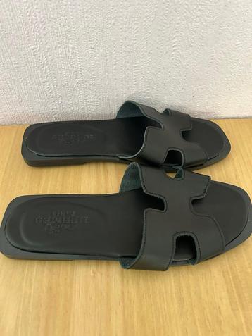 Hermes Slippers - Stijlvol en Comfortabel beschikbaar voor biedingen