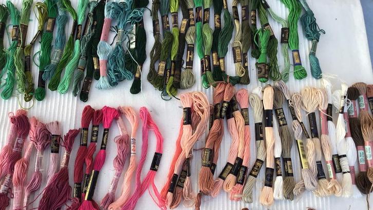 Partij DMC borduurgaren 170 stuks of 85 stuks, Hobby en Vrije tijd, Borduren en Borduurmachines, Nieuw, Borduurgaren of Zijde