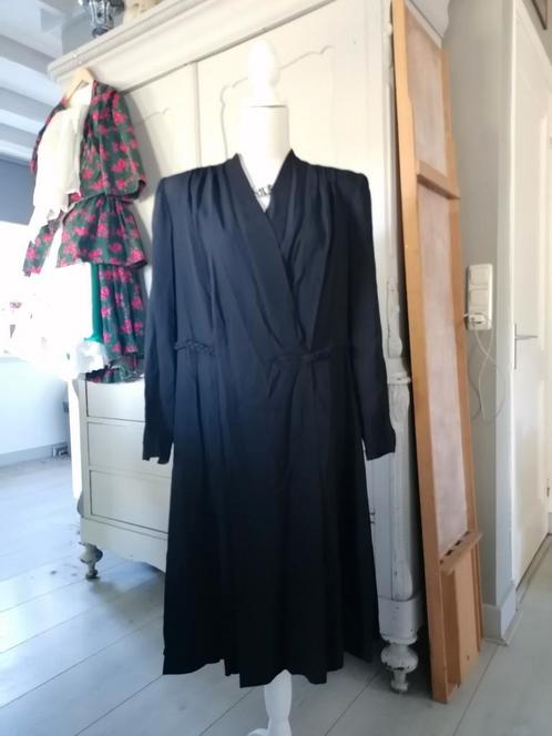 Interbellum vintage jurk crêpe schoudervulling retro kleding, Antiek en Kunst, Antiek | Kleding en Accessoires, Ophalen