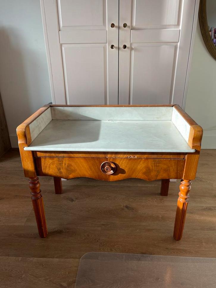 Antiek wastafeltje met marmer blad, Antiek en Kunst, Antiek | Meubels | Tafels, Ophalen of Verzenden