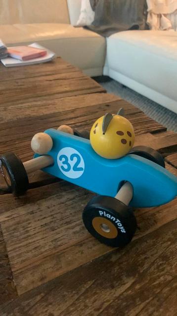 Houten raceauto met kat van plan toys beschikbaar voor biedingen