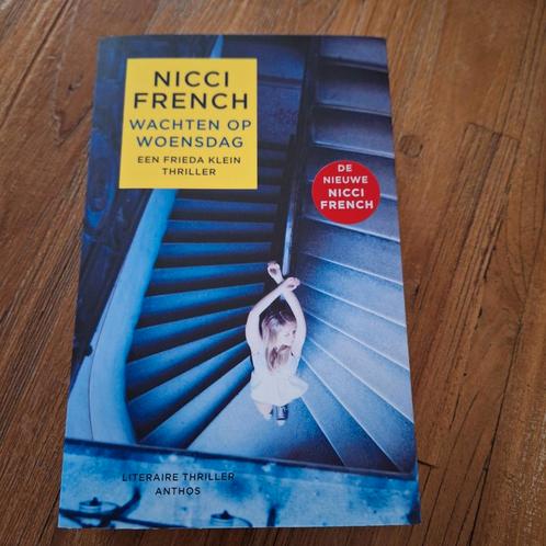 Nicci French - Wachten op woensdag, Boeken, Thrillers, Zo goed als nieuw, Nederland, Ophalen of Verzenden