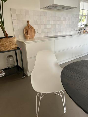 Witte stoel beschikbaar voor biedingen