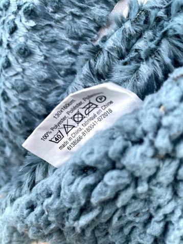 Twee blauwe dekentjes beschikbaar voor biedingen